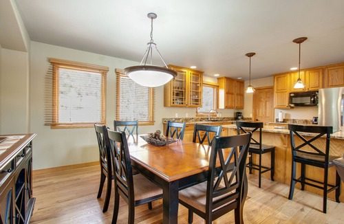 Estes Park House | 3BR Three-story home with epic mountain views & fireplace