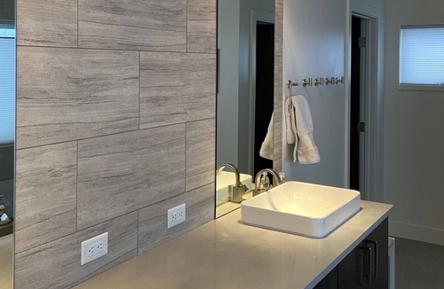 Four Mile Creek Apartment | 4 Bedroom (619862) by Houzlet
