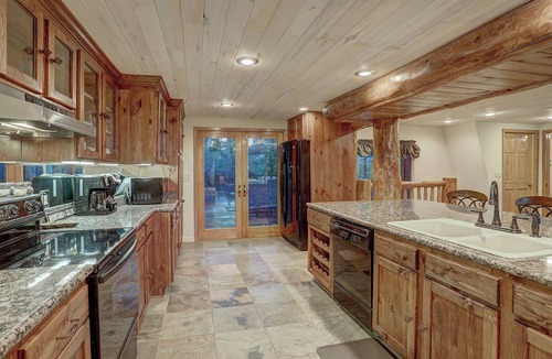 Baldy Mountain Ski Chalet | 4-bedroom Chalet in 8 Minutes from Downtown Breck