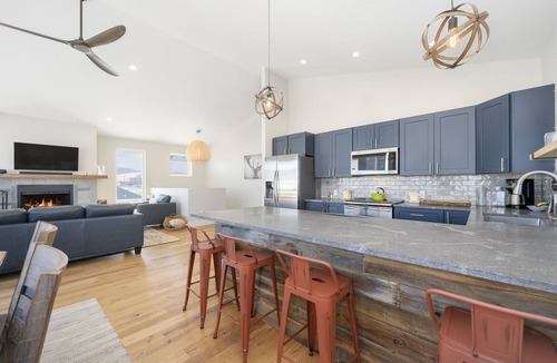 Tabernash House | 4 bedroom home, pet friendly, private outdoor hot