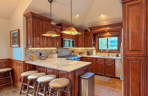 Edwards House | 4-bedroom house in lovely Edwards with firepit, hot-tub and fitness room