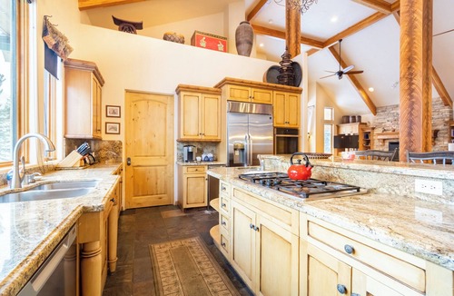 Frisco House | 4 Min Drive to Main Street, Private Deck with Hot Tub and Mountain Views!