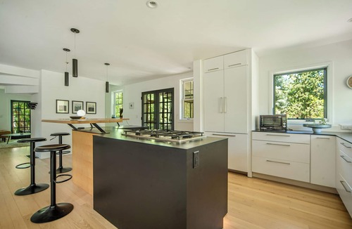 Winding Trail House | 4 private suites+bonus 5th bedroom! Hot Tub on 3/4 acre. Family+Pets+Retreat