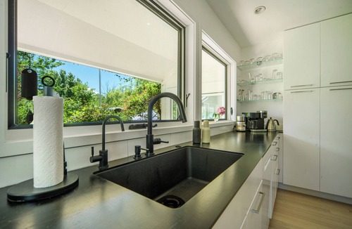 Winding Trail House | 4 private suites+bonus 5th bedroom! Hot Tub on 3/4 acre. Family+Pets+Retreat