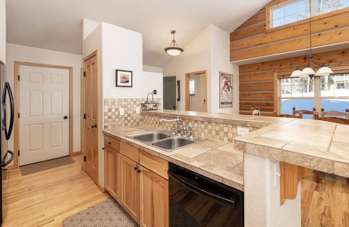 Rendezvous House | 40 Reunion Ct w/private hot tub