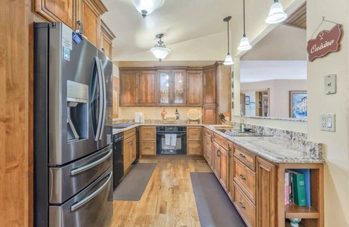 Woodmoor House | 4BD Woodland Lodge Lg Deck, Backyard, & Pool Table
