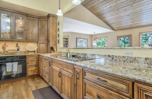 Woodmoor House | 4BD Woodland Lodge Lg Deck, Backyard, & Pool Table