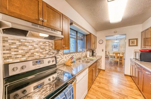 Leadville North House | 4BR Forest Oasis - Outdoor Grill & Ping Pong Table