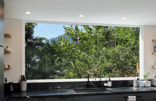 Newlands House | 4BR Modern Gem with Flatiron Views & Hottub 1mile to Pearl, 1block to NoBo Park