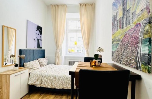 Margareten Apartment | 5-BDR Apartment Only 9Min Walk to Matzleinsdorfer Platz