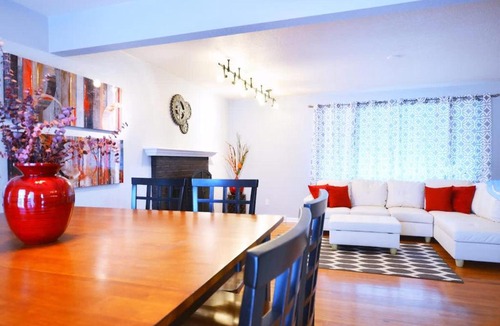 Lakewood House | 5 bdrm Near Belmar - Dining Shops Movie Theater Entertainment & Red Rocks