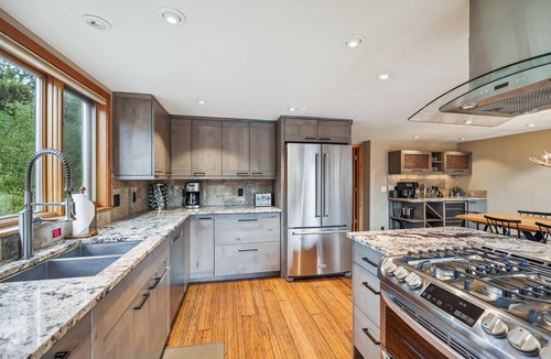 Wellington House | 5 BR w/Hot Tub. Mtn Views. 1 Acre. Walk to Dtwn + Ski Shuttle.
