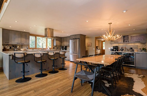 Wellington House | 5 BR w/Hot Tub. Mtn Views. 1 Acre. Walk to Dtwn + Ski Shuttle.