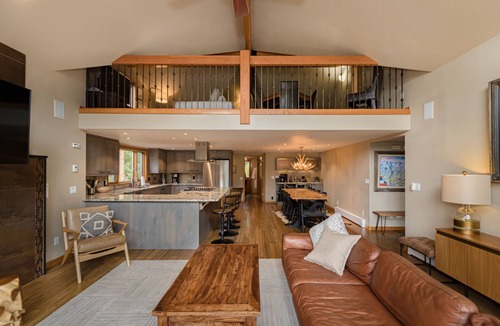 Wellington House | 5 BR w/Hot Tub. Mtn Views. 1 Acre. Walk to Dtwn + Ski Shuttle.