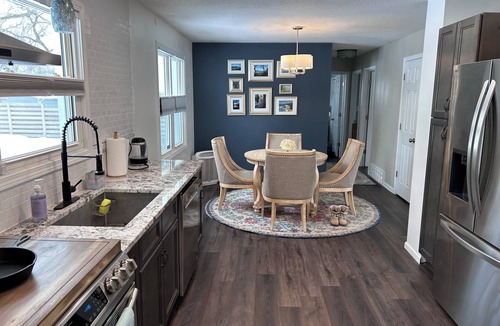 Waldron House | 5 Min to Homefield - Whole Home - Huge Fenced Yard - Fur Babies Welcome