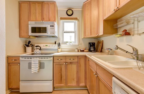 Lower Arapahoe Condo | 5 mins to Pearl Street Mall and 1 min walk to gorgeous trails!