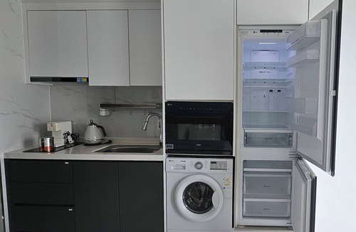 Suyeong-Gu Apartment | 5 Sec to Beach! Full ocean & Panoramic Bridge View with Free Parking
