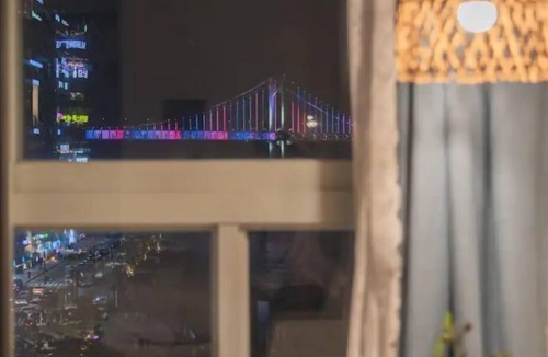 Suyeong-Gu Apartment | 5 Sec to Beach! Full ocean & Panoramic Bridge View with Free Parking