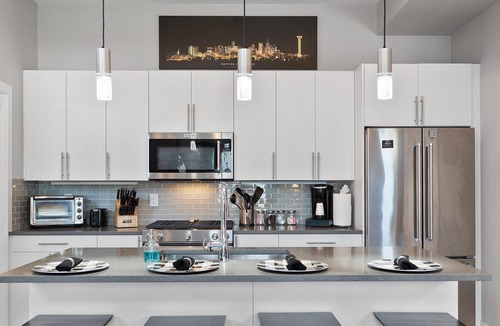 Jefferson Park House | ★★★★★ 5 Star, Private Room, Rooftop Deck, Massage Chair