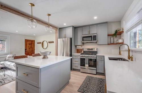 Tahoe Island House | 5 Stars! South Lake Lux 3 Bedroom 1 Bath SFH. Prof Clean. Near Lake