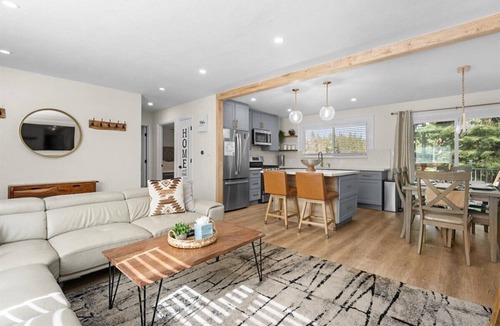 Tahoe Island House | 5 Stars! South Lake Lux 3 Bedroom 1 Bath SFH. Prof Clean. Near Lake