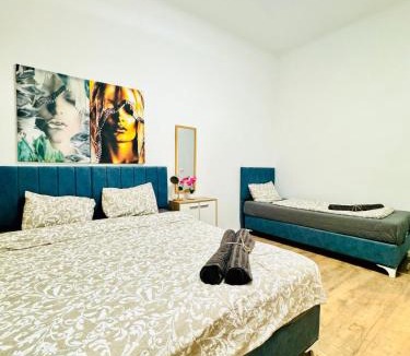 Matzleinsdorf Apartment | 5BR Apartment Only 10-Min Walk to Matzleinsdorfer Platz