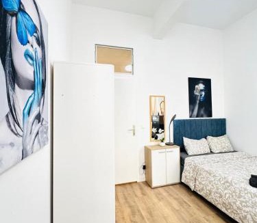 Matzleinsdorf Apartment | 5BR Apartment Only 10-Min Walk to Matzleinsdorfer Platz