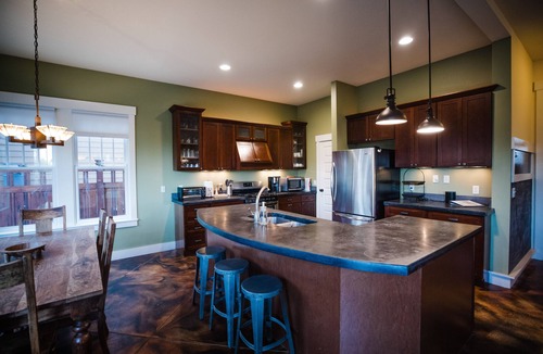Buena Vista House | 5BR - South Main's Iconic Green Craftsman Retreat - Steps to River & Parks