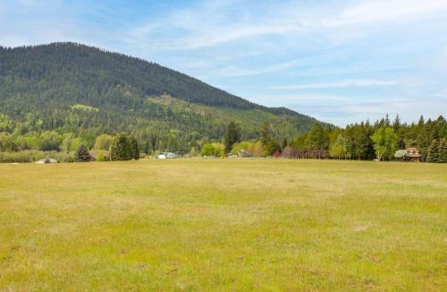 Athol House | 6 Mi to Lake Pend Oreille! Cozy Cabins w/Views