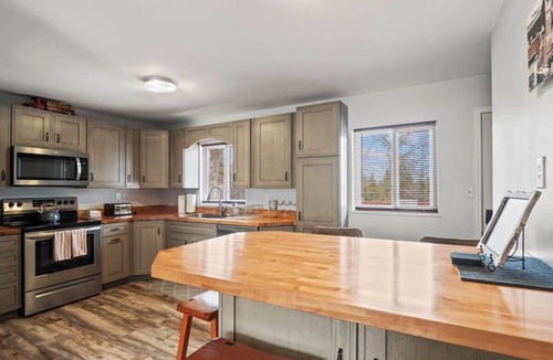 Leadville House | 602 West 8th — 4BR Leadville Home, Hot Tub, Deck, Dogs OK, On the Mineral Belt