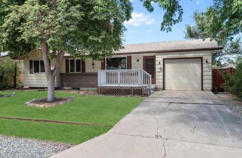 South Westminster House | 6BR Family Retreat with Games Billiards Mini Golf BBQ and Yard
