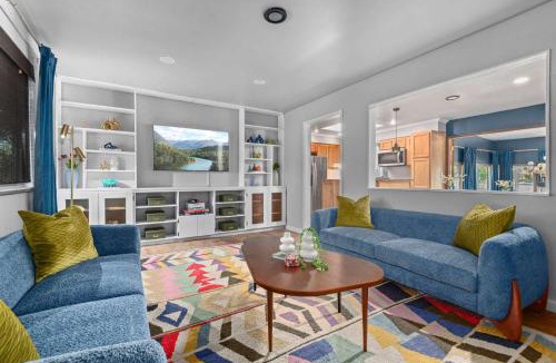 South Westminster House | 6BR Family Retreat with Games Billiards Mini Golf BBQ and Yard
