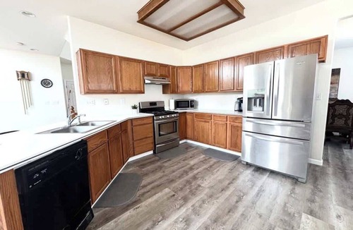 Northglenn House | 7Bedroom-5bath-Large Corner Lot, Near Scenic Trail/Easy Access to Downtown