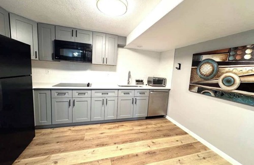 Northglenn House | 7Bedroom-5bath-Large Corner Lot, Near Scenic Trail/Easy Access to Downtown