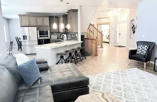 Northglenn House | 7BR-5bath-Near ScenicTrail/Easy Access to Downtown