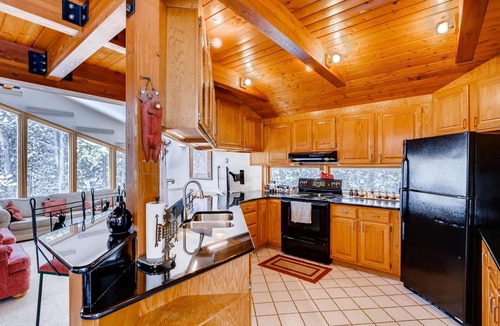 Breckenridge Heights House | 7th FREE|Hot Tub|Dog-friendly|Deck|BBQ|Wildlife Views|2 Min to Slopes