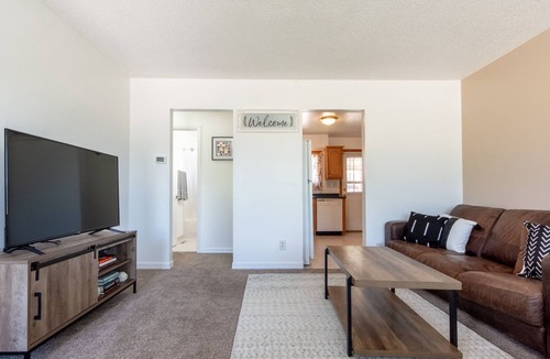 Central Colorado Springs House | [ 800 Weekly /2800 Monthly Rate] n2BR/1BA + Pets + Fenced Yard + near Parks