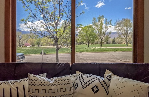 Central Colorado Springs House | [ 800 Weekly /2800 Monthly Rate] n2BR/1BA + Pets + Fenced Yard + near Parks