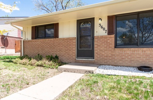 Central Colorado Springs House | [ 800 Weekly /2800 Monthly Rate] n2BR/1BA + Pets + Fenced Yard + near Parks