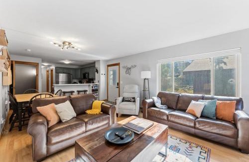 Fraser Villa | 820 Badger Ln