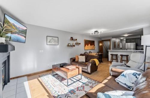 Fraser Villa | 820 Badger Ln