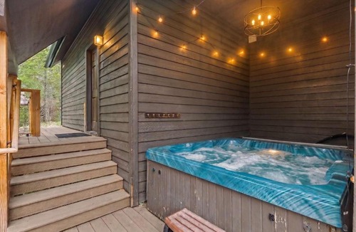 Christie Heights House | 9 BDR Close to Main Street with Secluded Hot Tub