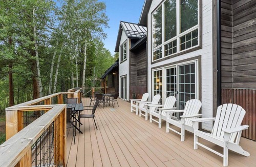 Christie Heights House | 9 BDR Close to Main Street with Secluded Hot Tub