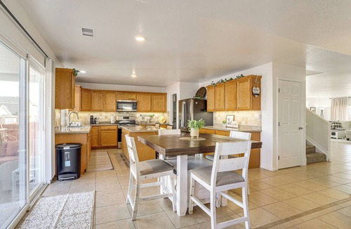Commerce City House | 9 Mi to DIA: Group Getaway w/Easy Denver Access