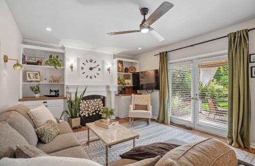 Lakewood House | 9 Mi to Red Rocks: Modern Getaway w/Private Yard