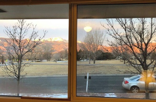 Central Colorado Springs House | [ 950 Weekly /3250 Monthly Rate]n3BR/1BA + Pets + Pikes Peak Views + Near Parks