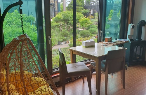 Jocheon Cottage | A healing cottage in Jeju City where you can play with dog in a spacious yard.