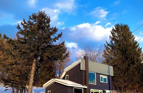 Minamifurano House | | A panoramic view overlooking the ski slopes, with Ezo squirrels and wild birds visiting and feeding just a short distance away. You can enjoy the warmth of the wood stove. (Pets are allowed.)