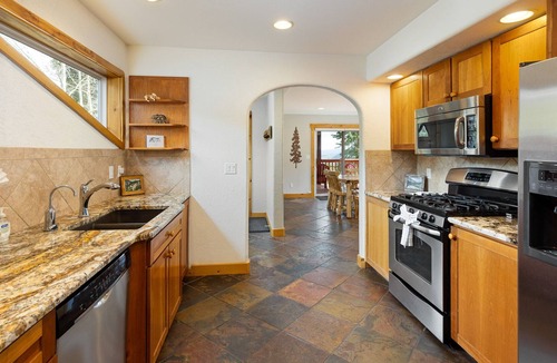 Breckenridge House | A True Cabin Feel with a Hot Tub, Fire pit and Gorgeous Mountain Views