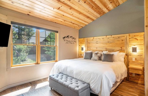 Estes Park Bed & Breakfast | AC, K Bed, Fireplace, Shared Hot Tub, Kitchenette